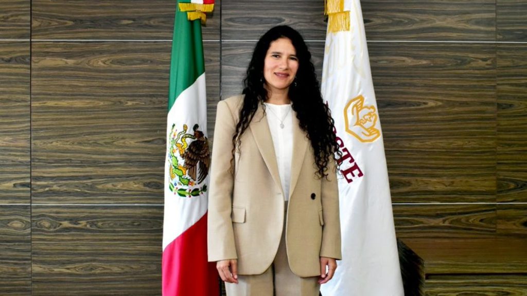 Bertha Alcalde en su nuevo cargo como directoral del ISSSTE. 