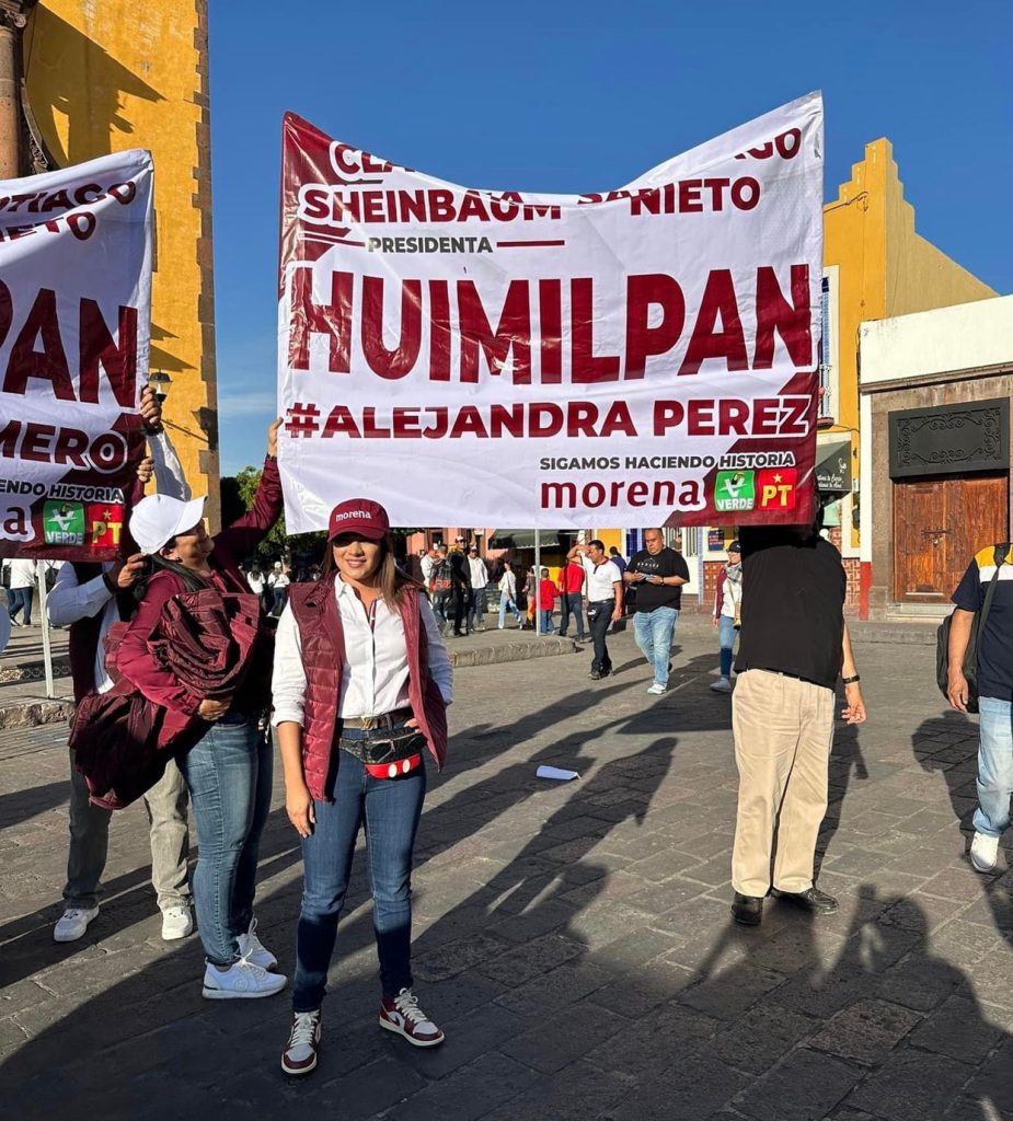 Alejandra Pérez Romero en campaña en el centro de Huimilpan. 